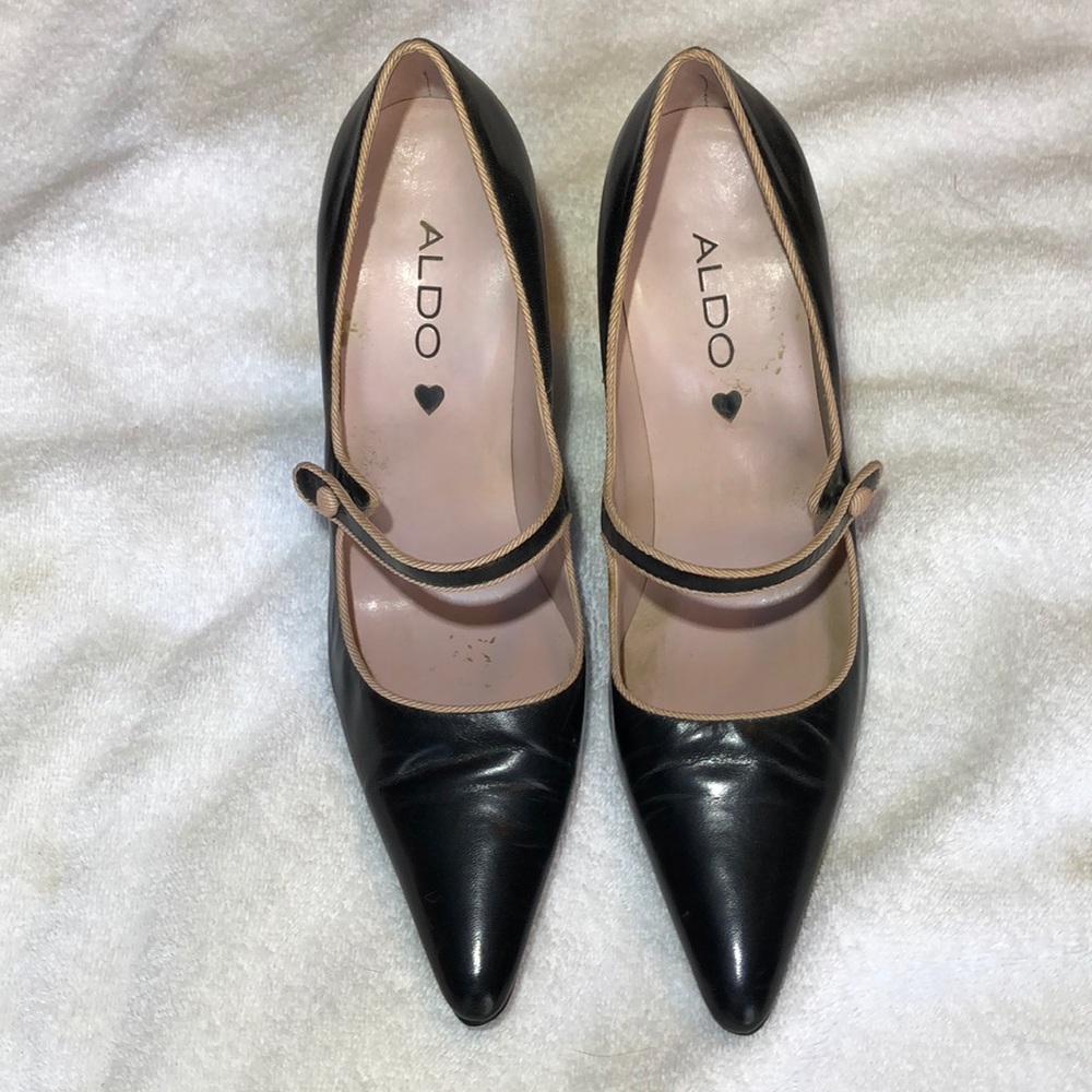 Cute vintage look heel.